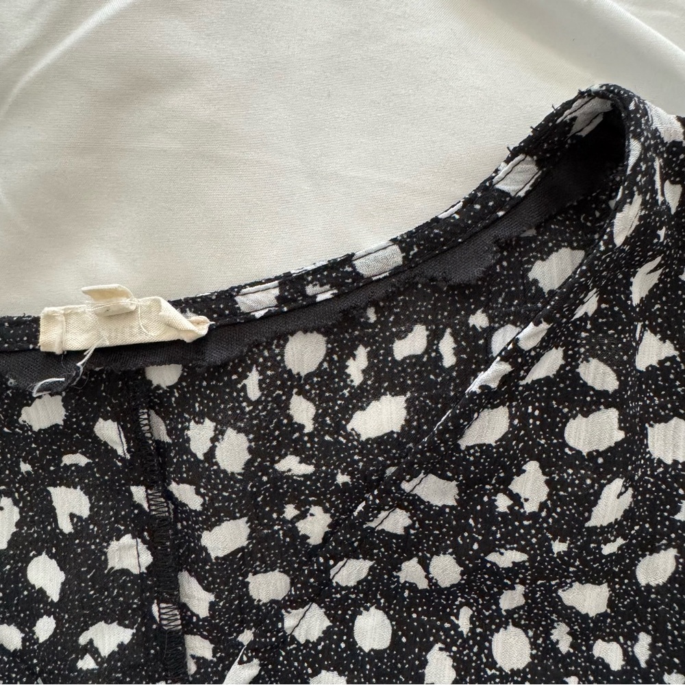 Black and white light weight v neck dress - Picture 13 of 14